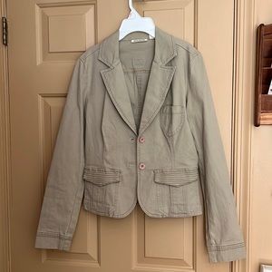 DNKY Jeans Jacket! Goes super well with casual or more fancy outfits!